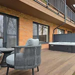 Nordic Wood Luxury With Jacuzzi Apartamento Palanga