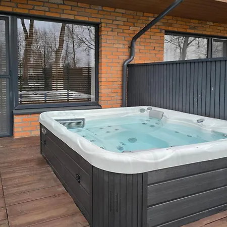 Nordic Wood Luxury With Jacuzzi شقة