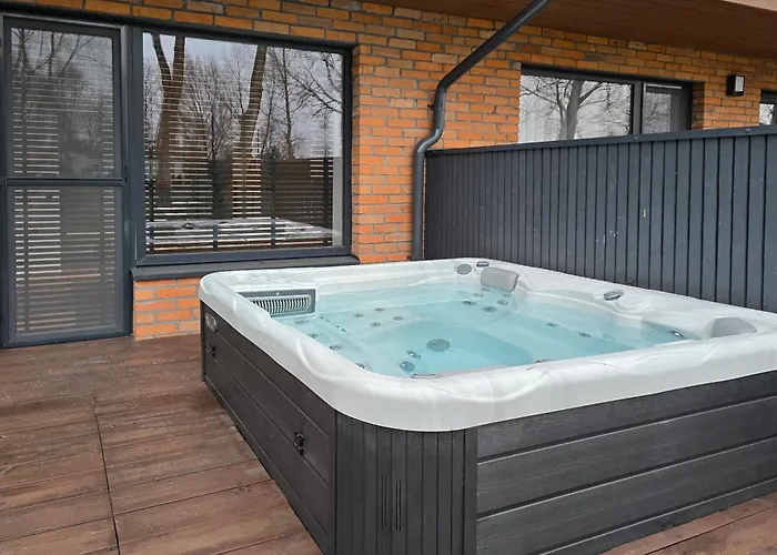 Nordic Wood Luxury With Jacuzzi شقة