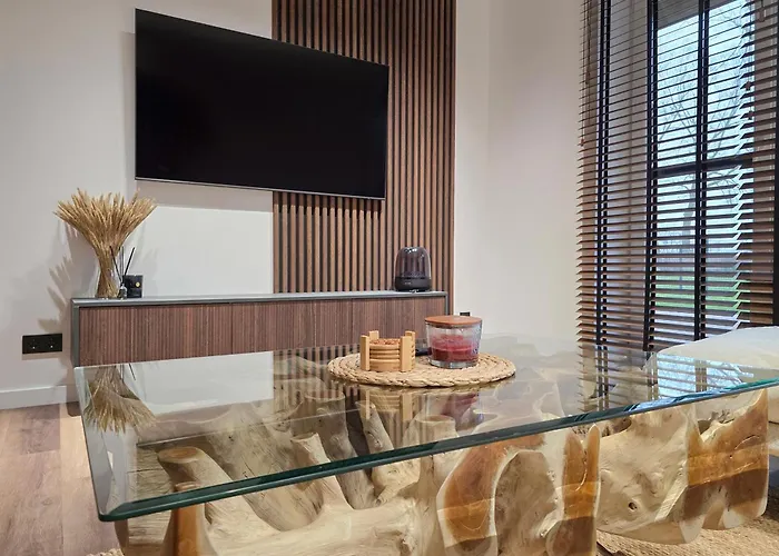 Nordic Wood Luxury With Jacuzzi شقة