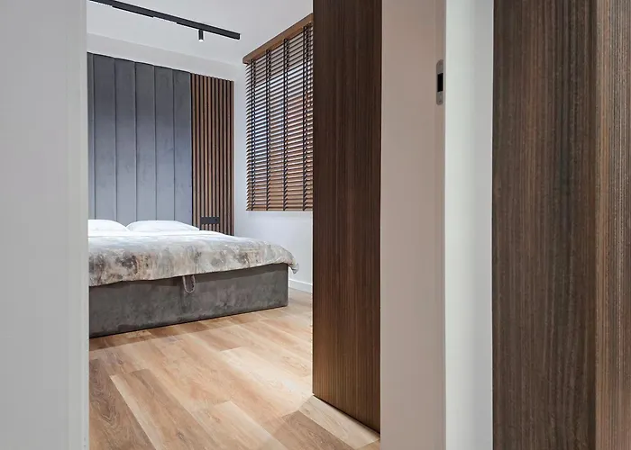 Nordic Wood Luxury With Jacuzzi شقة